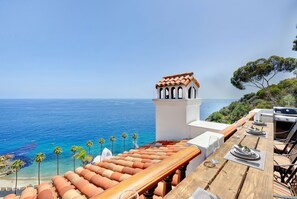 H176 - Hamilton Cove Balcony Bar View