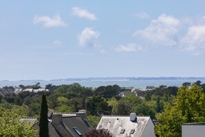 La mer avec l'ile de Houat en arrière plan