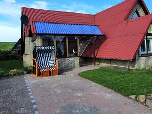 Außenansicht Ferienhaus Seemannsgarn 1 mit überdachter Terrasse