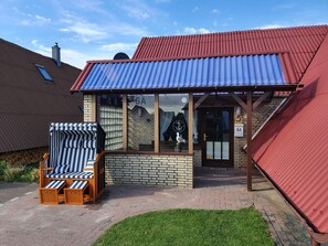 Außenansicht Ferienhaus Seemannsgarn 1 mit eigenem Strandkorb und Parkplatz