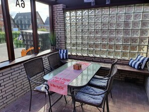 Überdachte Terrasse mit Sitzgelegenheiten 