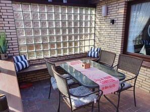 Überdachte Terrasse mit Sitzgelegenheiten 