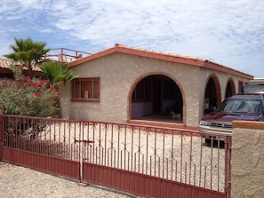 Casita with gated parking and secure yard for pet(s) 