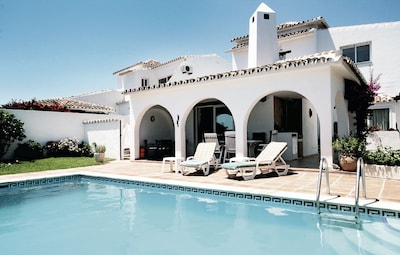 Magnificent villa near the sea with swimming pool. Seaview!