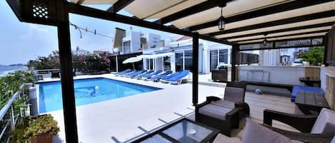 Huge patio,  infinity pool, outdoor table and chairs, sofa group,  sunbeds