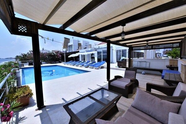 Huge patio,  infinity pool, outdoor table and chairs, sofa group,  sunbeds