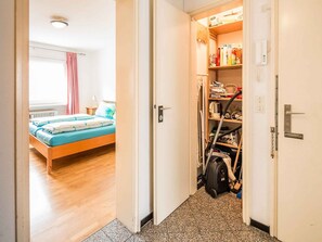 Ferienwohnung mit 80qm, 2 Schlafzimmer für max. 6 Personen-Flur mit Absteelkammer