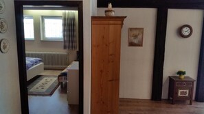 2-Zimmer-Wohnung "Alpenblick", 75qm, 1 Schlafzimmer, max. 4 Personen-Eingang Schlafzimmer