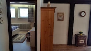 2-Zimmer-Wohnung "Alpenblick", 75qm, 1 Schlafzimmer, max. 4 Personen-Eingang Schlafzimmer