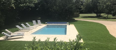 la piscine vue de la terrasse devant le salon