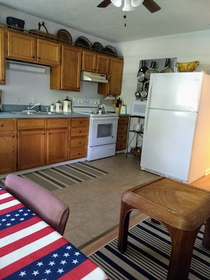 Table & chairs and there are also 3 wooden tv tray stands and 2 captain chair