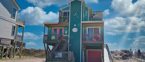 Welcome to Larry's Lazy Susan , right on the beach, great views !!