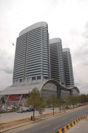 Vista frontal de la propiedad