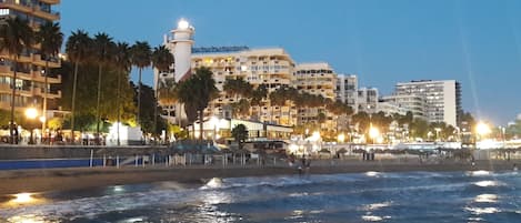 Visata del edificio donde se encuentra el apartamento, desde la playa del Faro