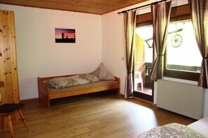 Ferienwohnung 6 mit 60 qm, 2 sep. Schlafzimmer + Wohnküche + Balkon, bis 7 Pers.-Schlafzimmer 1 unten