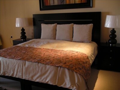 King bed in Mater suite.