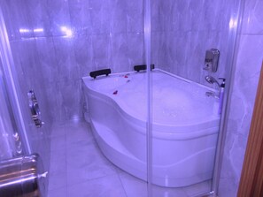 Jetted bathtub