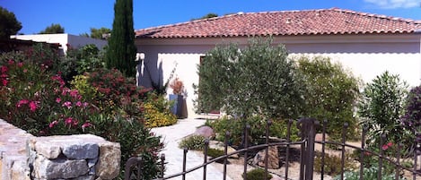 La maison, piscine derrière, terrain clôturé et arboré