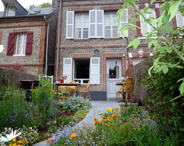 Entrée TERRASSE devant la maison.
Il y en a une aussi derrière .