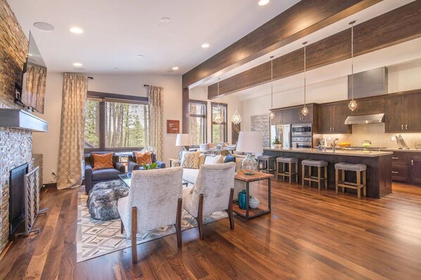 Stunning 3 BDRM Townhome with Open-Concept Floor Plan/Modern Design