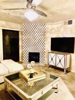 Cozy gas fireplace with stylish motif 