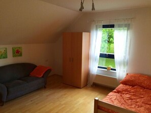 Ferienwohnung mit 80 qm, 2 Schlafzimmer für maximal 4 Personen-Wohnzimmer