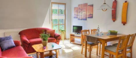 Ferienwohnung 4, 55qm, 2 Schlafzimmer, max. 5 Personen-Wohn- und Esszimmer