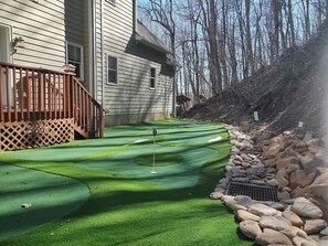 9 Hole Putting Green! - With Exterior Lights!