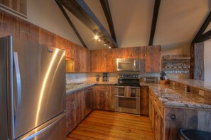 Majestic Mountain Haus Newly-updated Kitchen with Quartz Countertops and Stainless Appliances