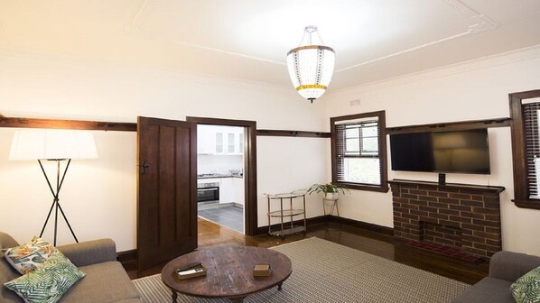 Art Deco inner city oasis. Immaculately restored period features.