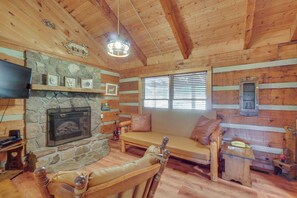 Living Room | Queen Futon | Dish TV | Free WiFi | Central Heat & A/C