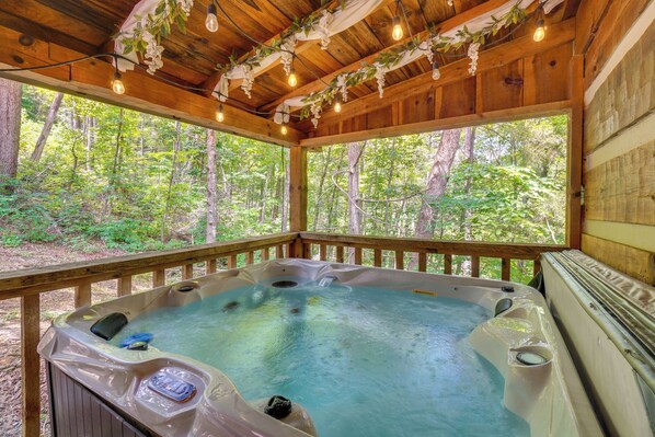 Sevierville Vacation Rental | 1BR | 1BA | 600 Sq Ft | Stairs Required