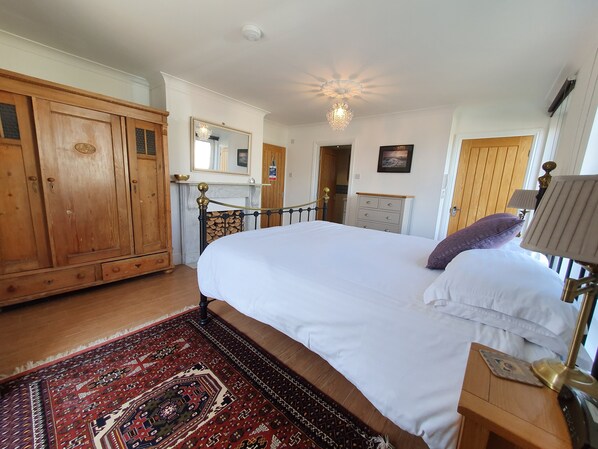 Super king ensuite bedroom