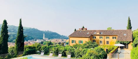 The outdoor pool and Villa Avesa