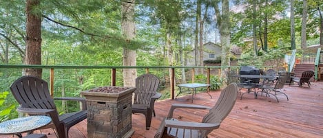 Relax in Adirondack chairs & enjoy crisp fall evenings by your private gas fire-pit on the 60' deck overlooking beautiful Lake Junaluska