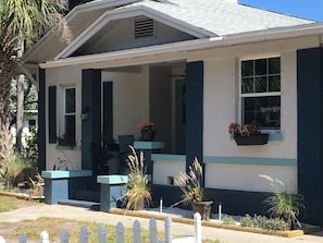 1923 Ozona Bungalow with bicycles, kayaks, and dog friendly too!