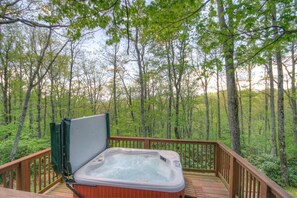 Celtic Cabin Hot Tub on the Back Deck