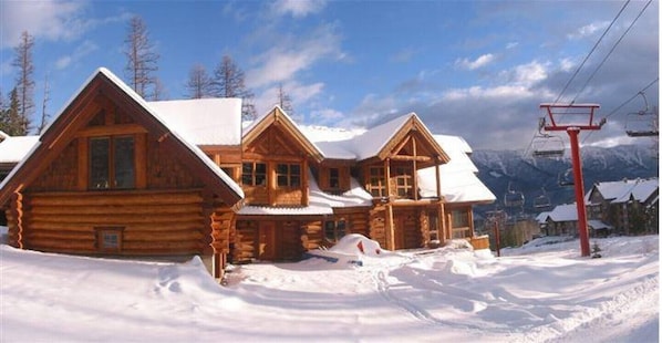 The property is stunning - right beside the lift it is set at the foot of a skiers paradise