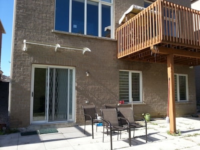 Walkout Ravine, Cottage feeling, 2 bed rooms 1000+sqf with 2 parkings and Wifi