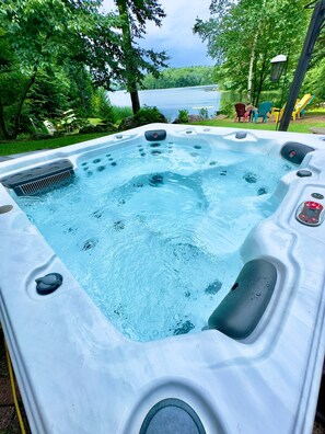 Outdoor spa tub