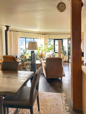 Spacious open living area w/9’ ceilings