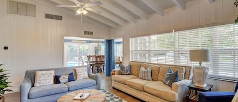 Bright and spacious living room 