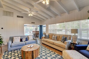 Bright and spacious living room 