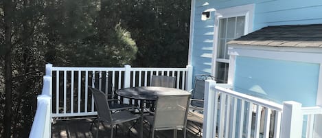 Private deck off LR fully enclosed by trees-perfect for enjoying crabs & drinks!