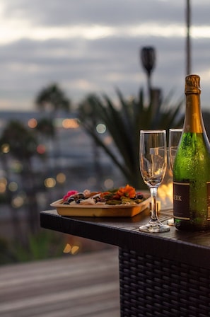 Savor delicious meals and refreshing drinks on the deck – outdoor dining at its finest.