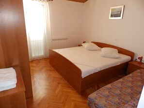 Schlafzimmer 1