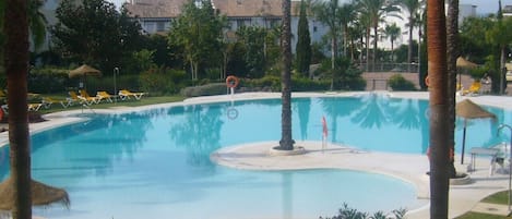 Jardines tropicales con piscina