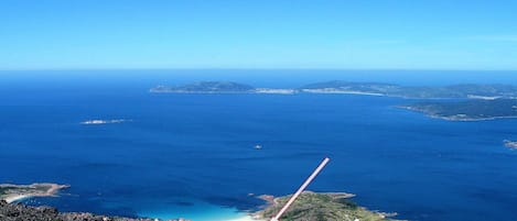 Blick vom "keltischen Olymp" über O Pindo mit  Sandstrand, bis Kap Finisterre