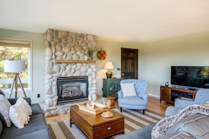 River- stone gas fireplace and large flat screen TV is perfect in the evenings.