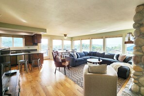 Plenty of space for everyone to relax and enjoy each others company!